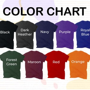 Puede incluir: Carta de colores que muestra diferentes colores de camisetas: negro, gris oscuro jaspeado, azul marino, morado, azul real, verde bosque, granate, rojo y naranja.