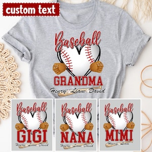 以下が含まれることがあります： 赤い野球のハートのデザインと「Baseball Grandma」という文字、その下に「Henry Liam David」という名前が書かれた灰色のTシャツ。同じデザインで「Baseball Gigi」、「Baseball Nana」、「Baseball Mimi」という文字が書かれたTシャツが3枚あります。