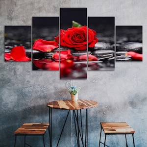 Rosa roja Flor Piedras negras Reflejo del agua 5 piezas Cinco paneles Lienzo de pared Imprimir Arte moderno Cartel Imagen Decoración del hogar Regalo para él para ella