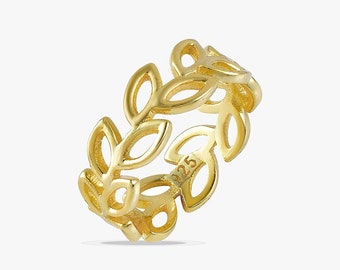 May include: A gold-coloured ring with a leaf design. The ring is made of a shiny metal and has a repeating pattern of leaves around the band. The ring is a size 925.