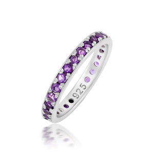 Anillo de eternidad de amatista, delicado anillo apilable de diamantes morados, joyería minimalista con piedras preciosas, regalo de cumpleaños para ella, anillo con piedras preciosas de talla princesa.