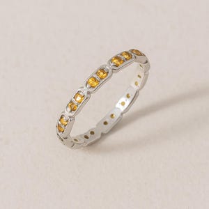 Anillo de eternidad de citrino en plata de ley: delicado anillo apilable, joya con piedra natal de noviembre, anillo minimalista para mujer, anillo de citrino en oro de 18 quilates.