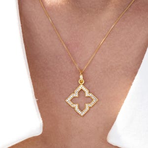 Dainty Minimalist Clover Necklace, Diamond Clover Necklace, Gold Clover Necklace, Silver 925 Charm, Cubic zirconia 4 Leaf Flower Pendant