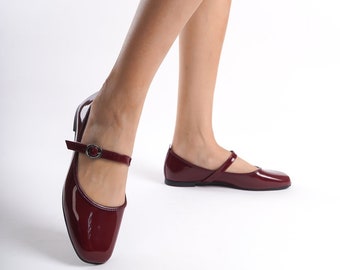 Chaussures Mary Jane rouge cerise, Chaussures Mary Jane bordeaux, Chaussures Mary Jane en cuir verni rouge cerise, Escarpins Mary Jane, Chaussures vintage pour femme