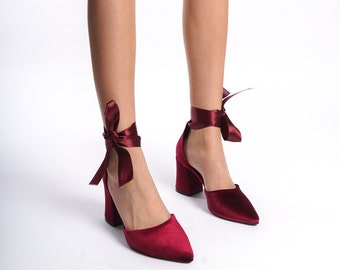 Escarpins en velours rouges, chaussures en velours bordeaux, chaussures de mariée rouges, chaussures de mariage bordeaux, talons hauts rouges, chaussures en velours rouge foncé, talons avec bride cheville