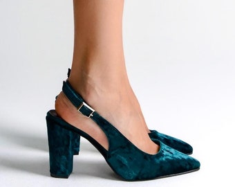 Tacones de terciopelo verde, zapatos de terciopelo verde oscuro, zapatos de novia verdes, tacones altos de novia verde esmeralda, zapatos de boda verdes, tacones de novia con tira trasera