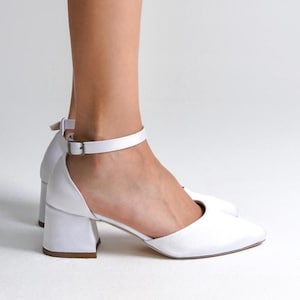 Tacones de novia de satén blanco, zapatos de novia, tacones de bloque blancos, zapatos de boda blancos, tacones bajos blancos, zapatos de satén sedoso, tacones con tiras en el tobillo