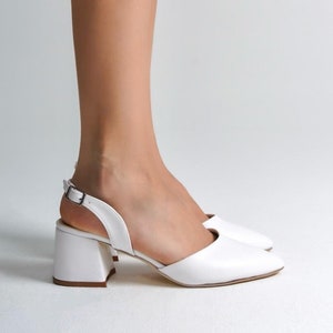 ホワイトブライダルシューズ、スリングバックブライダルシューズ、ホワイトウェディングシューズ、レディースローヒール、ブライダルブロックヒール、ハイスリングバックシューズ、ブライダルシューズ