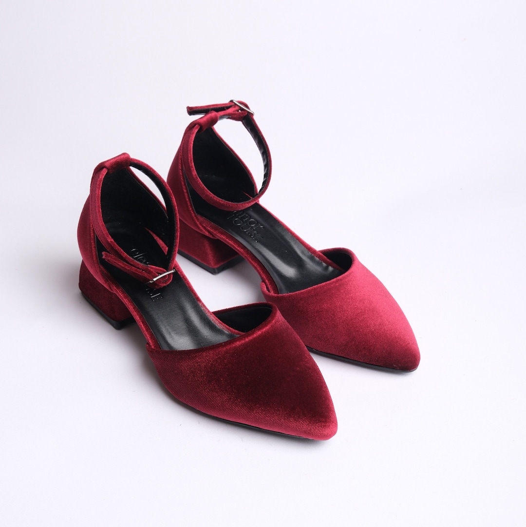 Escarpins en velours rouges chaussures en velours bordeaux chaussures de mariee rouges chaussures de mariage bordeaux talons bas rouges chaussures en velours rouge fonce talons avec bride cheville Ets...