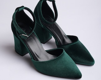 Tacones de terciopelo verde, zapatos de terciopelo verde, tacones altos verdes, zapatos de novia verdes, zapatos de boda verdes, tacones de bloque verdes, tacones con tiras en el tobillo