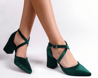 Tacones de terciopelo verde, zapatos de terciopelo verde, tacones altos verdes, zapatos de novia verdes, zapatos de boda verdes, tacones de bloque verdes, tacones cruzados