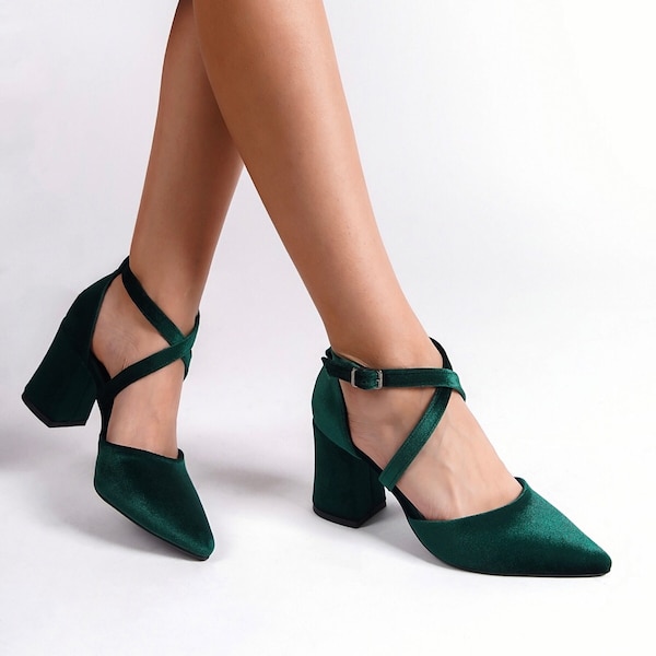 Escarpins en velours verts, chaussures en velours vertes, talons hauts verts, chaussures de mariée vertes, chaussures de mariage vertes, talons blocs verts, talons croisés