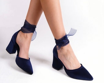 Escarpins en velours bleus, chaussures en velours bleus, talons hauts bleus, talons bleu marine, talons blocs bleus, chaussures de mariage bleues, talon avec bride cheville, chaussures de mariée