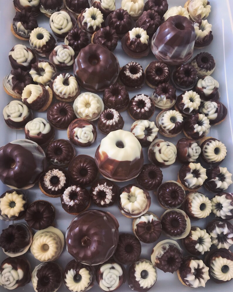 Mini-Gugelhupfe mit Schokolade auf Auftrag - Etsy.de