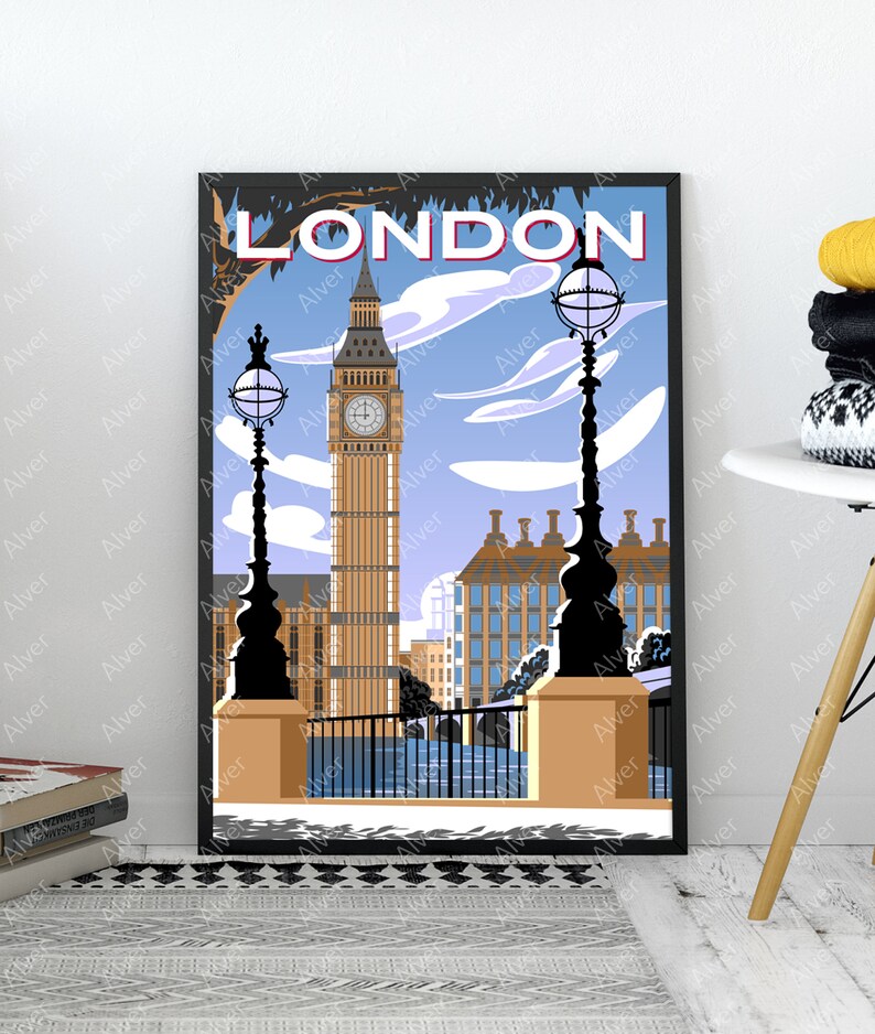 Puede incluir: Un p&oacute;ster de viaje de estilo vintage con una ilustraci&oacute;n colorida del Big Ben y otros monumentos de Londres. El p&oacute;ster tiene un cielo azul con nubes blancas y la palabra "LONDON" en letras rojas en la parte superior.