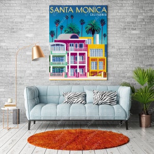 Puede incluir: Una ilustraci&oacute;n colorida de una fila de casas con palmeras delante de ellas. El texto "SANTA MONICA CALIFORNIA" est&aacute; en la parte superior de la imagen.