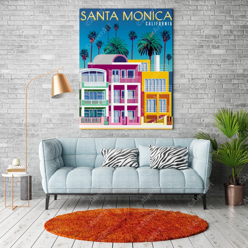 Puede incluir: Una ilustraci&oacute;n colorida de una fila de casas con palmeras delante de ellas. El texto "SANTA MONICA CALIFORNIA" est&aacute; en la parte superior de la imagen.