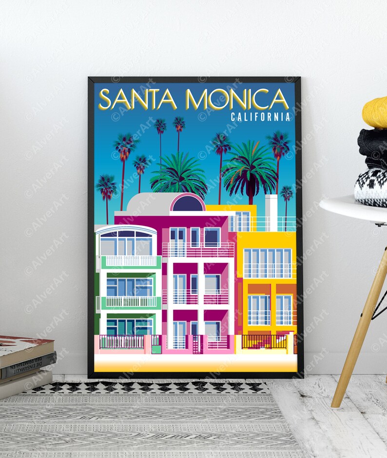 Puede incluir: Una ilustraci&oacute;n colorida de una fila de casas con palmeras delante de ellas. El texto "SANTA MONICA CALIFORNIA" est&aacute; en la parte superior de la imagen.