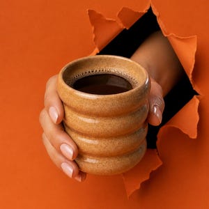 Mug à bulles en céramique fait main, tasse à café côtelée minimaliste, cadeau unique en poterie texturée