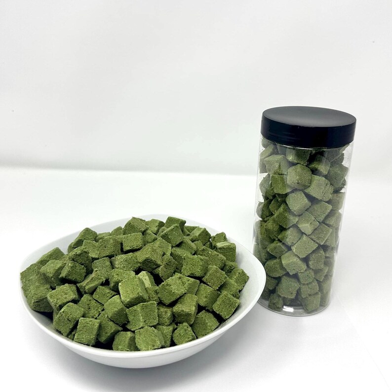 Freeze Dried Chicken &amp; Microgreens Treats for Dogs and Cats | Grain ...