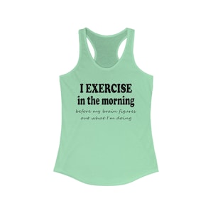 Könnte beinhalten: Ein hellgrünes Tanktop mit dem Text "I exercise in the morning before my brain figures out what I'm doing" in Schwarz gedruckt.