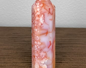 Torre de ágata con flor de cornalina rosa melocotón