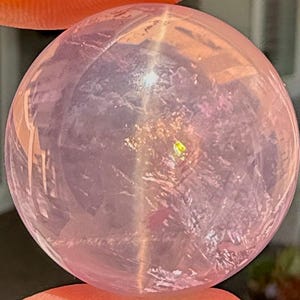 Excepcional miniesfera de cuarzo rosa con destellos de seis estrellas