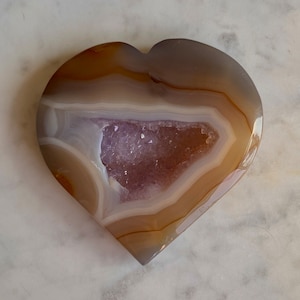 Intaglio a forma di cuore in drusa di ametista viola agatizzata