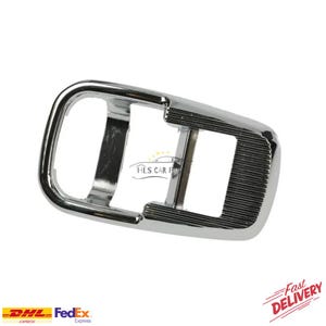 Può includere: Una maniglia cromata lucida per portiera di auto, di forma rettangolare con due barre verticali. La maniglia ha una superficie liscia e riflettente. Il testo "HLS CAR PARTS" è visibile.