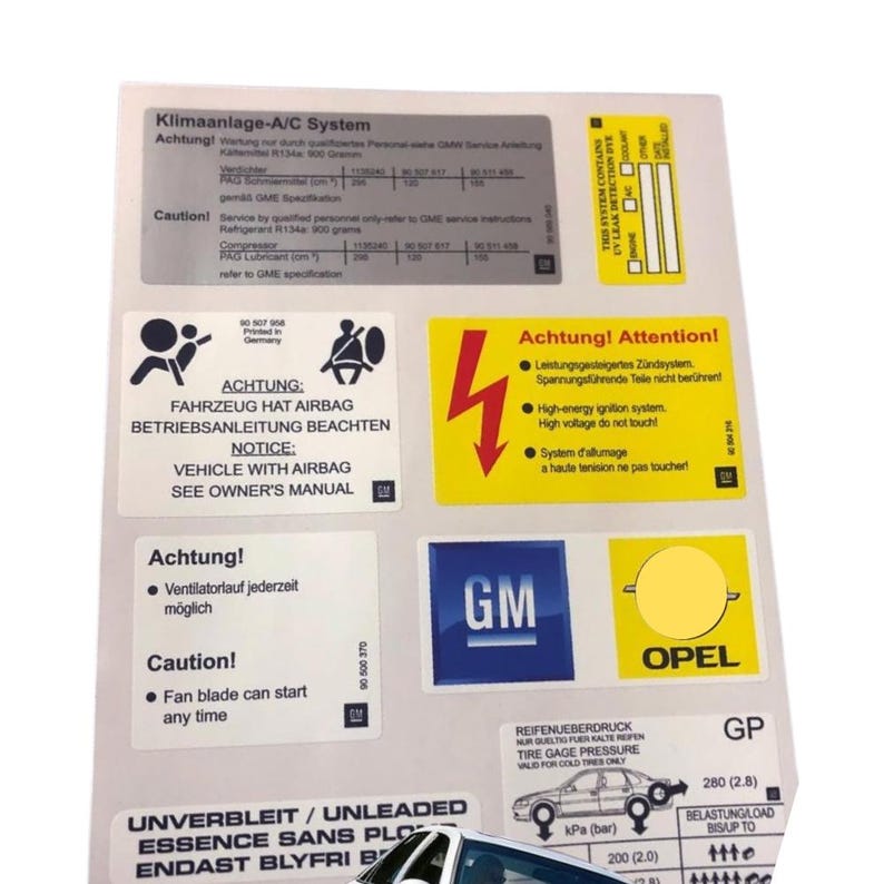 Pode incluir: Um conjunto de autocolantes de aviso e informa&ccedil;&atilde;o para autom&oacute;veis. Os autocolantes incluem texto em alem&atilde;o e ingl&ecirc;s, com avisos sobre o sistema de ar condicionado, airbags e press&atilde;o dos pneus. Os log&oacute;tipos da GM e da Opel tamb&eacute;m s&atilde;o vis&iacute;veis.