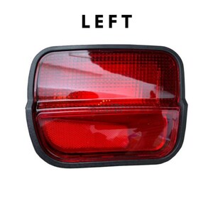 Op de afbeelding: Een rood achterlicht voor een auto met een zwarte kunststof behuizing. Het achterlicht is gemarkeerd met "LINKS".