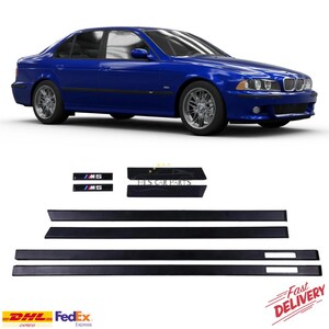 Puede incluir: Un coche sedán azul con llantas plateadas y molduras negras, junto con varias piezas de coche negras. Las piezas del coche incluyen faldones laterales y distintivos con el texto "M5" y "HIS CAR PARTS". La imagen también incluye los logotipos de DHL y FedEx.