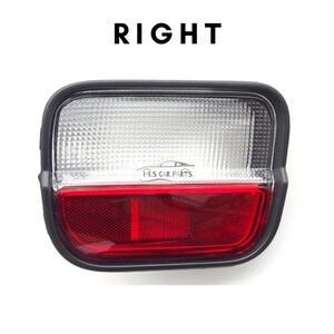 Op de afbeelding: Een zwarte kunststof achterlicht voor een auto met een wit achteruitrijlicht en een rood remlicht. Het achterlicht is gemarkeerd met "RIGHT".