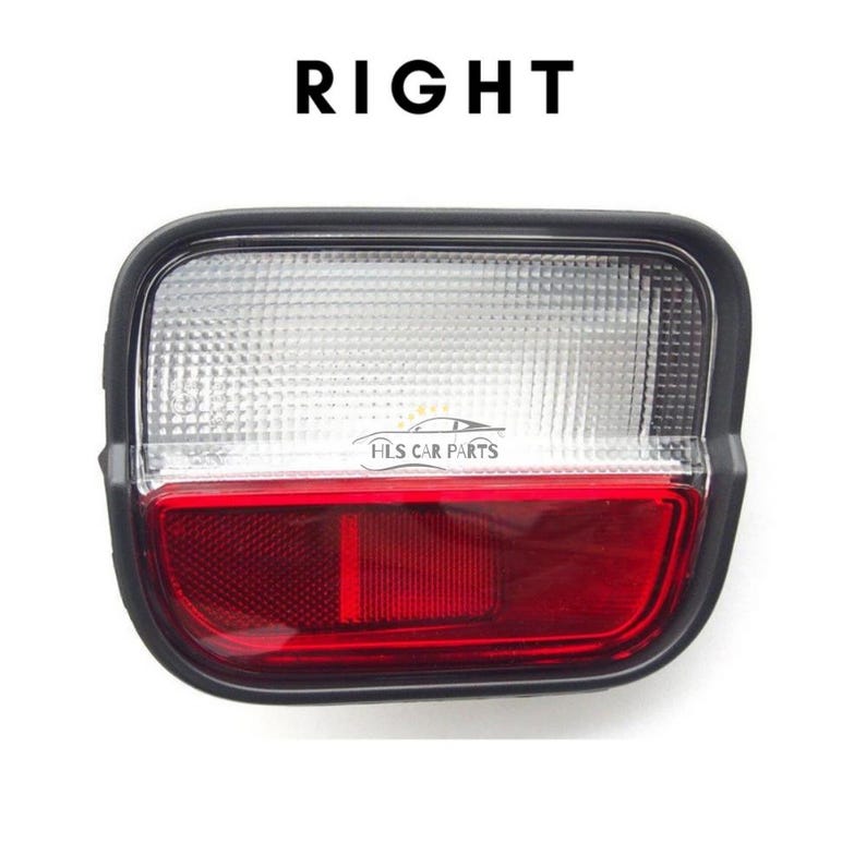 Op de afbeelding: Een zwarte kunststof achterlicht voor een auto met een wit achteruitrijlicht en een rood remlicht. Het achterlicht is gemarkeerd met "RIGHT".
