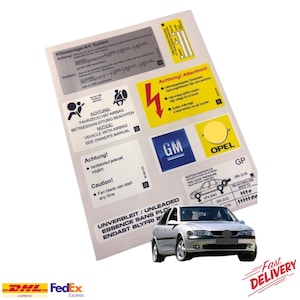 Pode incluir: Uma folha de autocolantes automotivos com avisos e especifica&ccedil;&otilde;es, incluindo "Klimaanlage-A/C System" e "Vehicle with Airbag". Os autocolantes apresentam os logotipos da GM e Opel, juntamente com um gr&aacute;fico de carro prateado. A imagem tamb&eacute;m inclui os logotipos da DHL e FedEx.