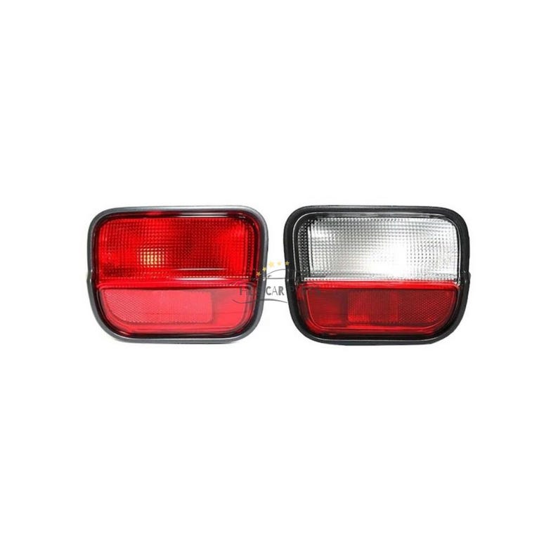 Op de afbeelding: Een paar rode en heldere achterlichten voor een auto. De achterlichten zijn rechthoekig en hebben een zwarte kunststof behuizing. Het rode achterlicht heeft een heldere lens met een rode reflector. Het heldere achterlicht heeft een heldere lens met een witte reflector.