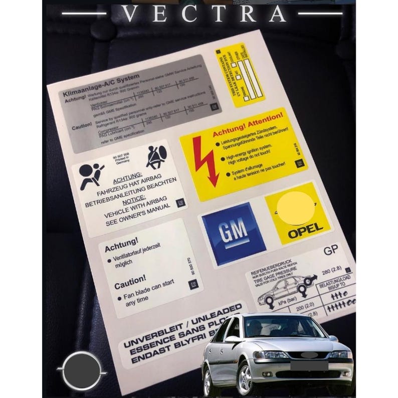 Pode incluir: Um conjunto de autocolantes automotivos para um ve&iacute;culo Vectra. Os autocolantes incluem avisos, especifica&ccedil;&otilde;es e diagramas. Os autocolantes s&atilde;o brancos, amarelos e azuis com texto preto. A imagem tamb&eacute;m mostra um carro prateado.