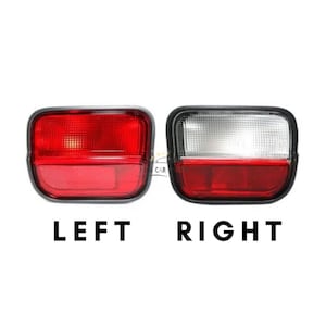 Op de afbeelding: Een paar rode en heldere achterlichten voor een auto. Het linker achterlicht is rood en het rechter achterlicht is helder met een rode reflector. De achterlichten zijn gemarkeerd met "LINKS" en "RECHTS".