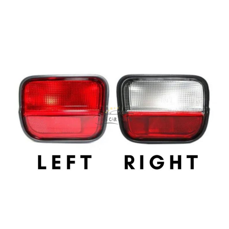 Op de afbeelding: Een paar rode en heldere achterlichten voor een auto. Het linker achterlicht is rood en het rechter achterlicht is helder met een rode reflector. De achterlichten zijn gemarkeerd met "LINKS" en "RECHTS".