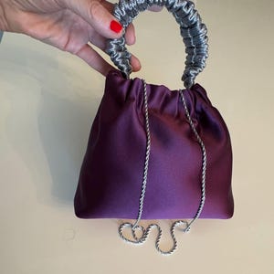 Handgemachte Kleine Bucket Bag | Schulter Kette |Metallic Brokat Griffe | Gepolstertes Luxe Satin Bordeaux oder Französisch Rose Farbe | Anlass |Geschenk