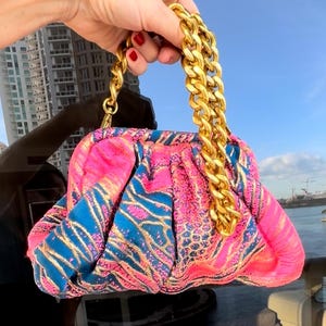 Clutch de brocado y bouclé hecho a mano en rosa, azul pálido, rojo y blanco roto. Cadenas y cuentas extraíbles. Regalo para ocasiones especiales.