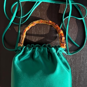 Handgefertigte Satin Tasche | +12 Farben | Kleine Tasche mit Kordelzug oder Schultergriff |  Bambusgriff | Lässig, Abend & Anlass Geschenk