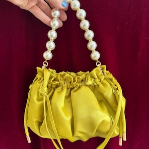 Kleine Satin Tasche mit abnehmbarer Perle und Kordelzug | Handgefertigt aus Luxe Satin Fabric + 17 Farben | Anlass | lässig | Geschenk