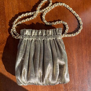 Kleine Tote Handtasche und Clutch mit Kettengriffen | aus Metallic Vintage Brokat Stoff in Gold oder Silber | Handarbeit | Anlass | Geschenk