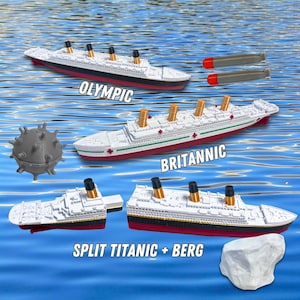 Op de afbeelding: Speelgoedmodellen van de schepen Olympic, Britannic en Split Titanic + Berg, samen met een mijn, torpedo's en een ijsberg. De schepen zijn wit met rode en zwarte accenten. De tekst "OLYMPIC", "BRITANNIC" en "SPLIT TITANIC + BERG" is zichtbaar.