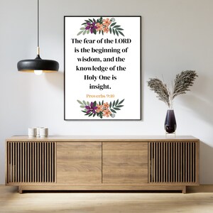 Arte mural con versículo bíblico floral de Proverbios 9:10 (Descarga digital)