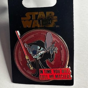 Puede incluir: Un pin de Star Wars con Stitch con un disfraz similar al de Darth Vader, sosteniendo un sable de luz rojo. El pin está sobre un fondo circular rojo con el texto "IN TIME YOU WILL CALL ME MASTER" en una tarjeta negra con orejas de Mickey.