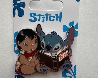 Disneyland Paris Lilo and Stitch Scrump Reading Tales Anstecker 2021 Entlein
