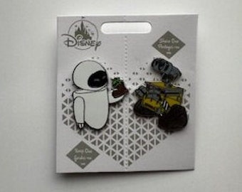Disney Pixar Wall-E Eve 2 Pin Set 2 pins New on Splitting Card to Give to Love