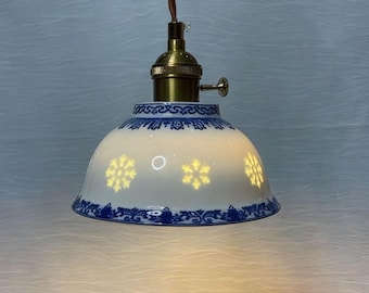 手作りの青い陶器のペンダントライト：芸術的な花の吊り下げランプ